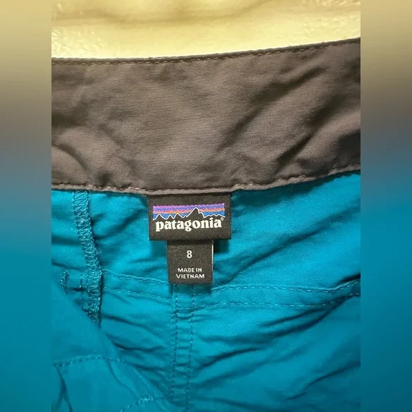 Patagonia Women’s Wavefarer Boardshorts 5” Teal color outdoors , size 8 - Picture 2 of 7